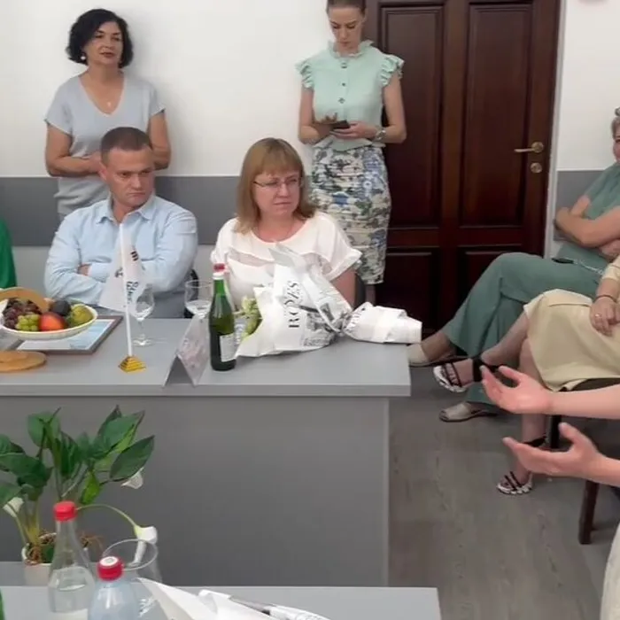 Дарья Гладкова, учащаяся образцового художественного коллектива "Театр игры «Браво»" в администрации на праздновании Дня семьи