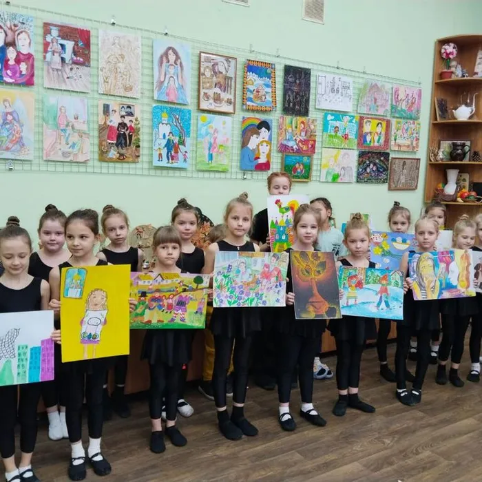 творческие выставки семейных работ по изобразительному искусству «Мама, папа, я – дружная семья» и декоративно-прикладному творчеству «Всей семьёй»