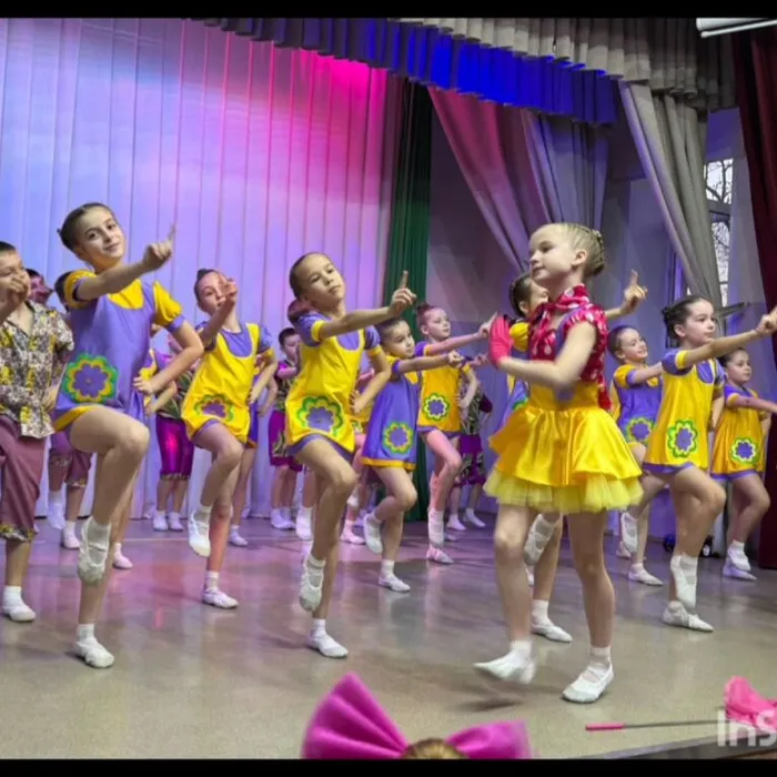 "Для тебя танцую я, мама милая моя!" -  концертно-игровая программа образцового хореографического коллектива «Фантазия»,