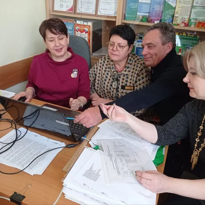 Жюри просматривает и оценивает работы муниципального этапа Всероссийского детского фестиваля народной культуры «Наследники традиций»