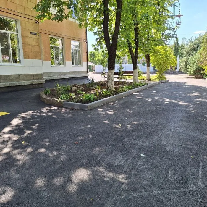 В центре внешкольной работы - новое асфальтное покрытие на входе