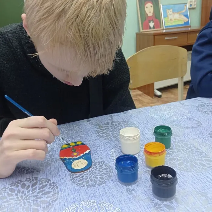 занятие в объединении "Наши чудные ладошки" - готовим игрушки на Ёлку