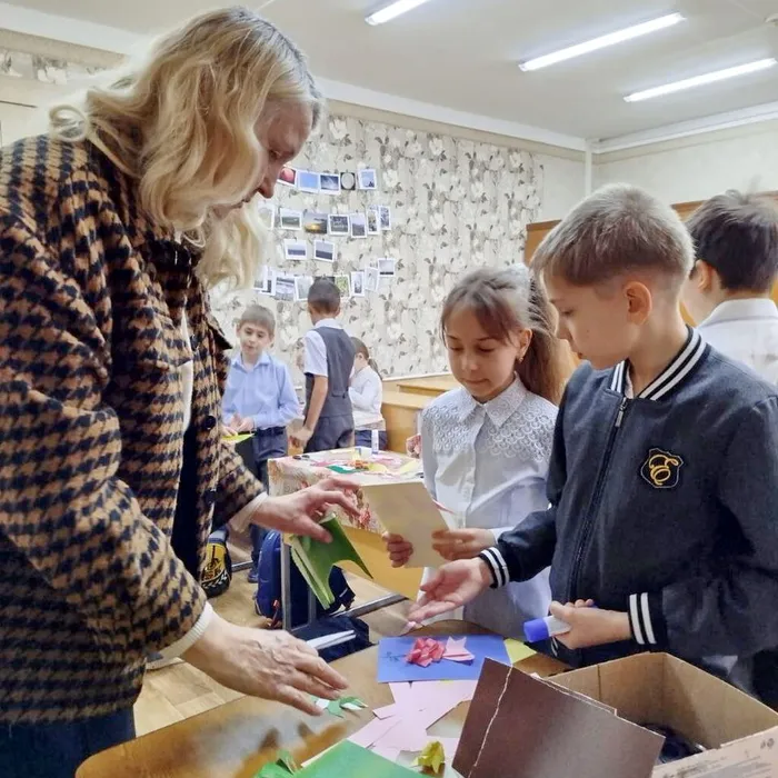 В объединении «Леонардо» прошло интересное занятие по объёмной аппликации "Волшебные узелки"