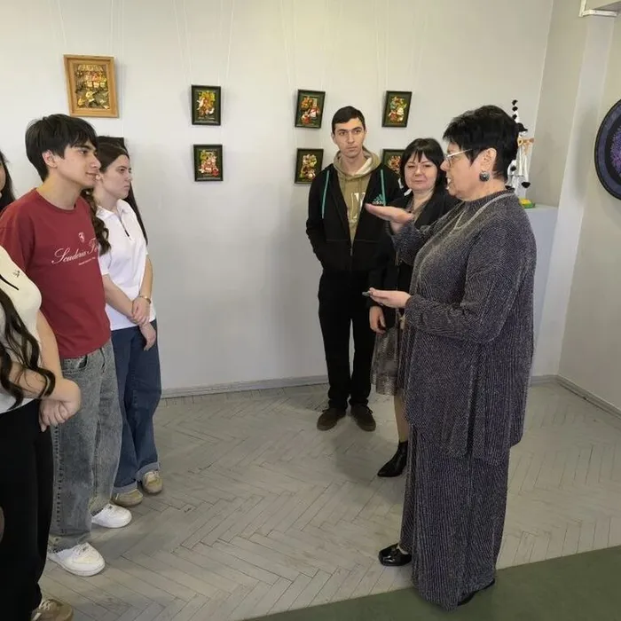 открытие персональной выставки «Здесь оживают сказочные сны» педагога дополнительного образования центра внешкольной работы Гуржеевой Галины Николаевны